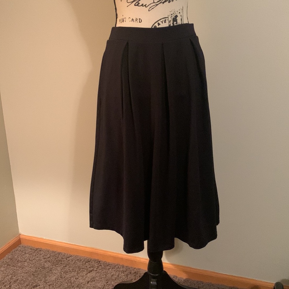Cynthia Crowley black pleated skirt with pockets.  Size medium.